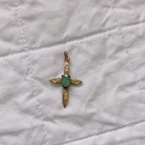 10kt yellow gold cross pendant with emerald center